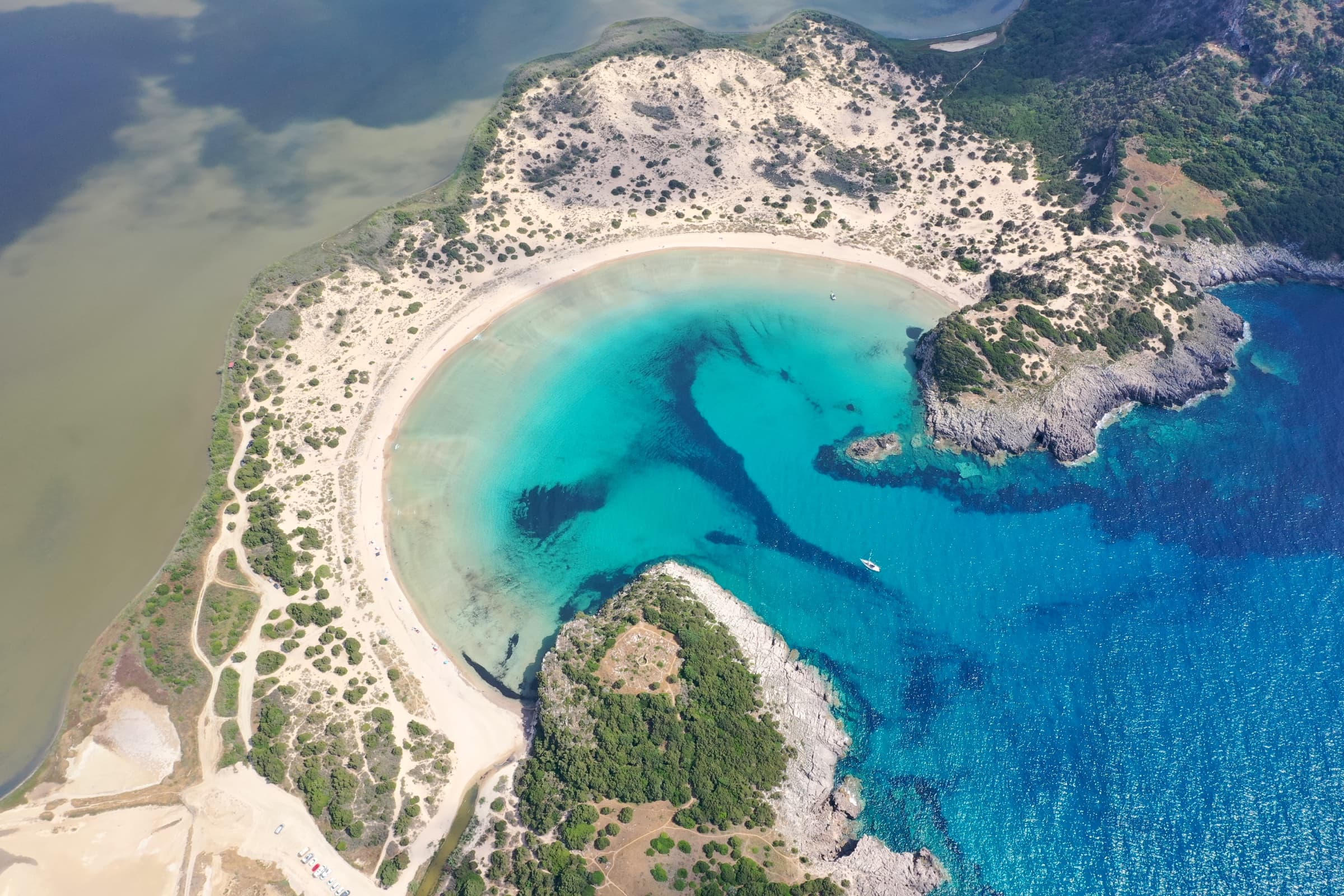 Vista aerea di una baia della Grecia ripresa con drone