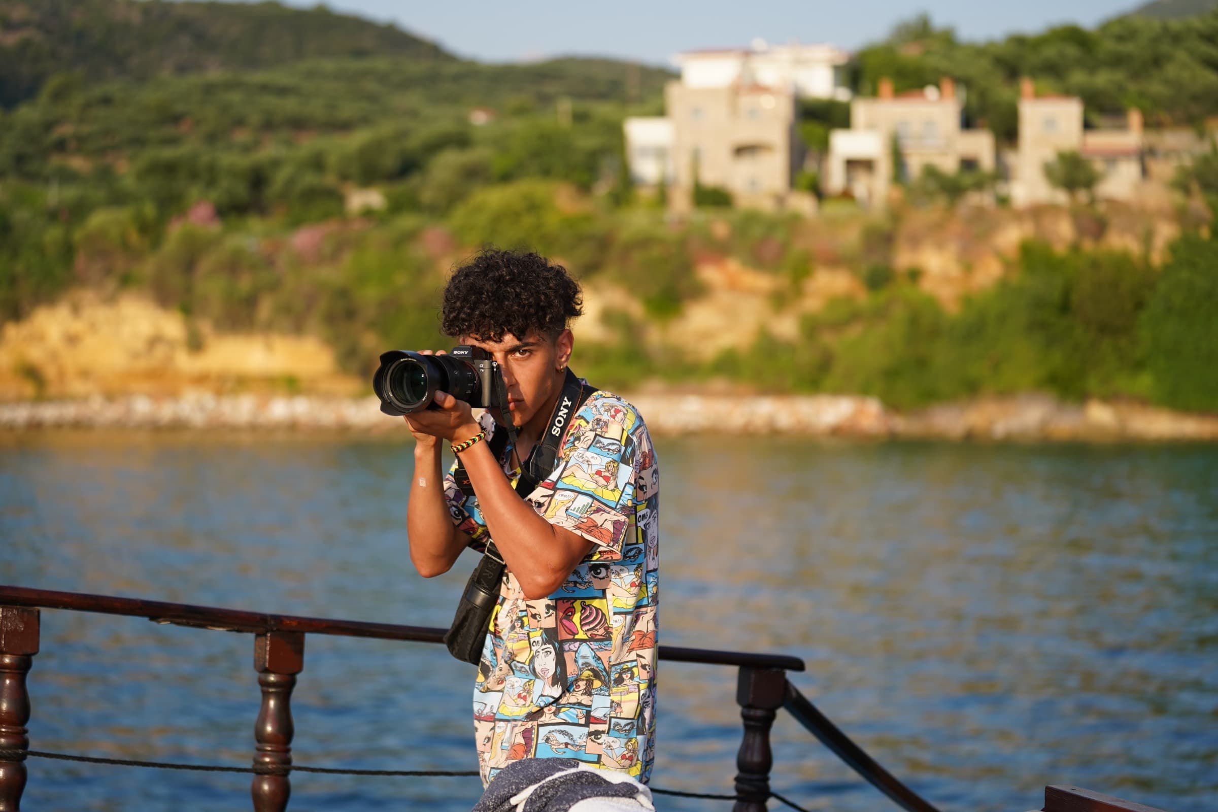 Fotografo a bordo durante una produzione visuale per Kalamata Yachting