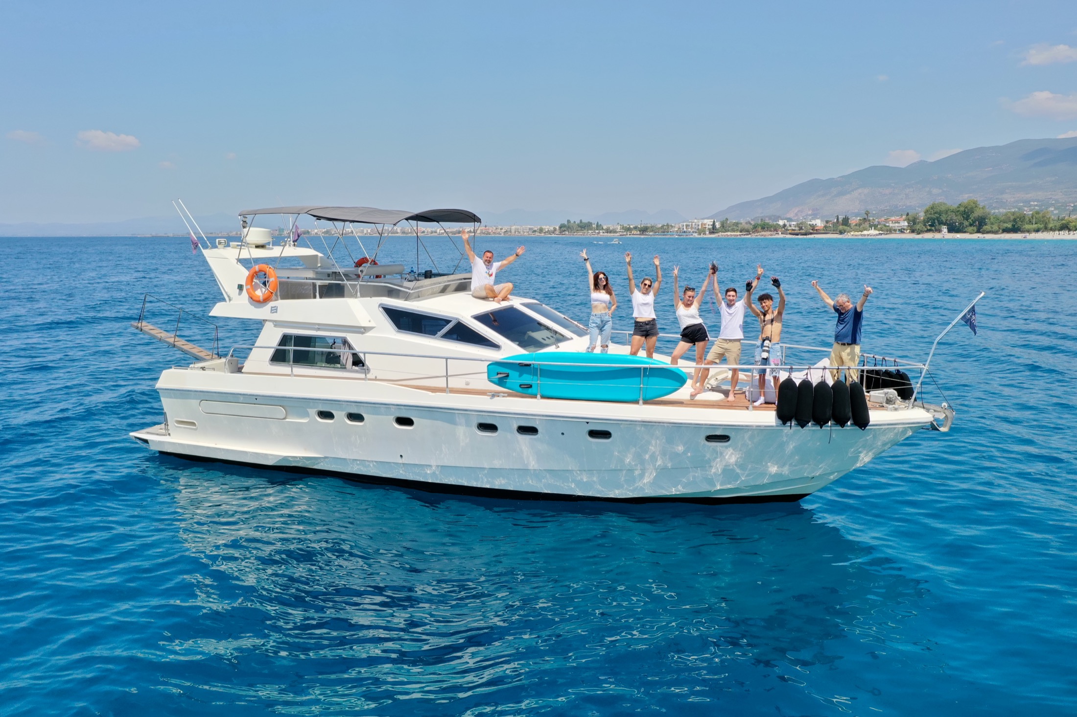 Yacht Kalamata Yachting con gruppo a bordo in mare aperto